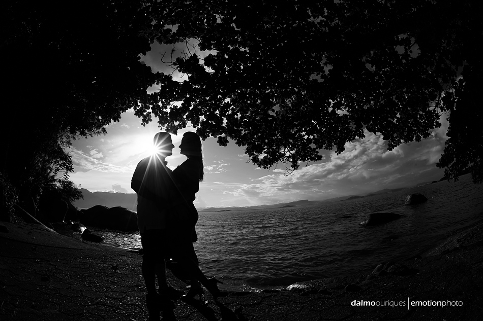 pre wedding em florianopolis; ensaio de casal em florianopolis; ensaio de casal; fotografo de casamento em florianopolis; pre wedding na praia da armação; fotografia de casal