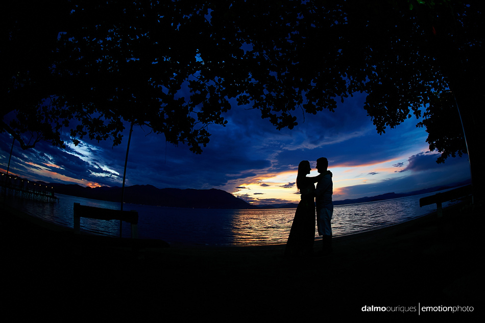 pre wedding em florianopolis; ensaio de casal em florianopolis; ensaio de casal; fotografo de casamento em florianopolis; pre wedding na praia da armação; fotografia de casal