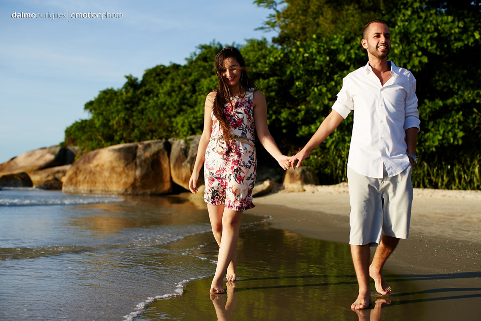 pre wedding em florianopolis; ensaio de casal em florianopolis; ensaio de casal; fotografo de casamento em florianopolis; pre wedding na praia da armação; fotografia de casal