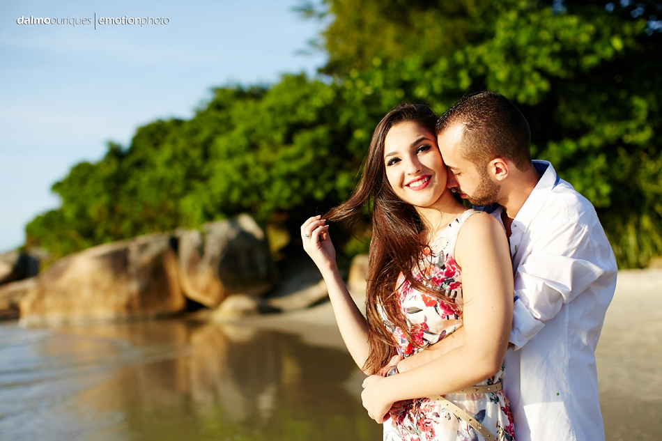 pre wedding em florianopolis; ensaio de casal em florianopolis; ensaio de casal; fotografo de casamento em florianopolis; pre wedding na praia da armação; fotografia de casal
