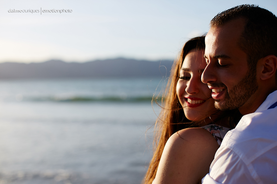 pre wedding em florianopolis; ensaio de casal em florianopolis; ensaio de casal; fotografo de casamento em florianopolis; pre wedding na praia da armação; fotografia de casal