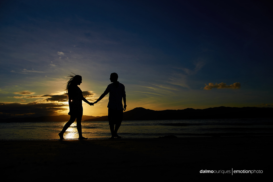 pre wedding em florianopolis; ensaio de casal em florianopolis; ensaio de casal; fotografo de casamento em florianopolis; pre wedding na praia da armação; fotografia de casal