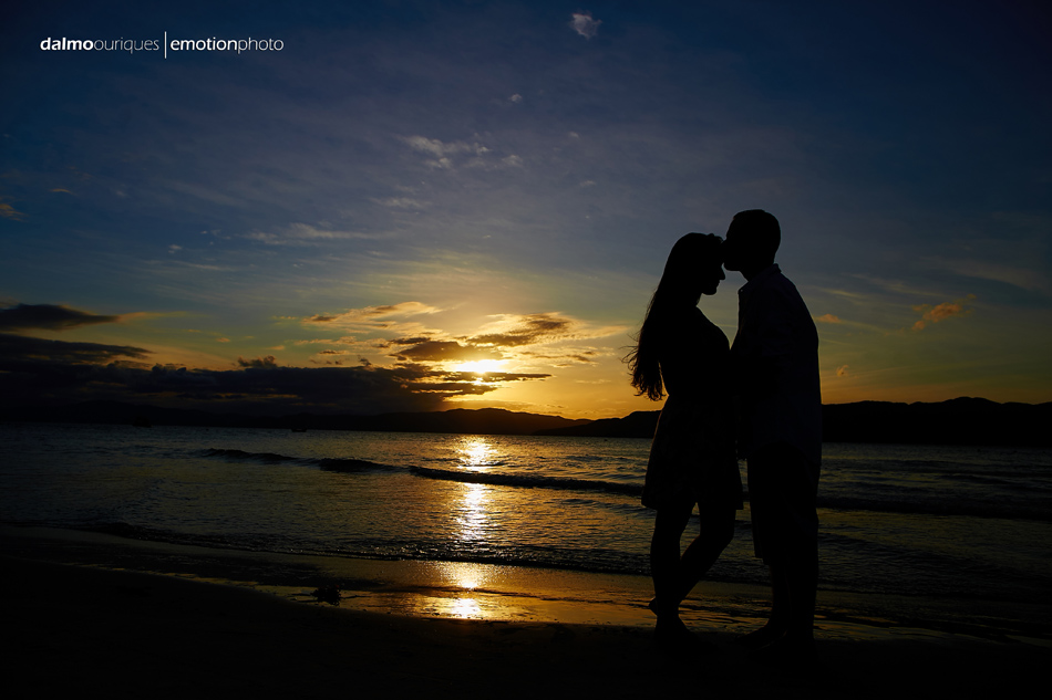 pre wedding em florianopolis; ensaio de casal em florianopolis; ensaio de casal; fotografo de casamento em florianopolis; pre wedding na praia da armação; fotografia de casal