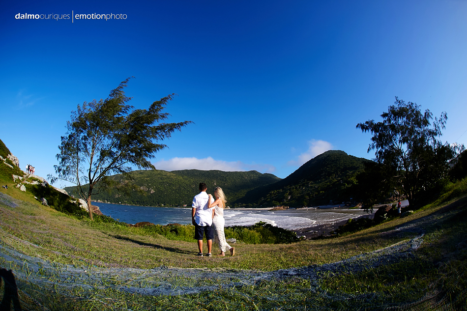 pre wedding em florianopolis; ensaio de casal em florianopolis; ensaio de casal; fotografo de casamento em florianopolis; pre wedding na praia da armação; fotografia de casal