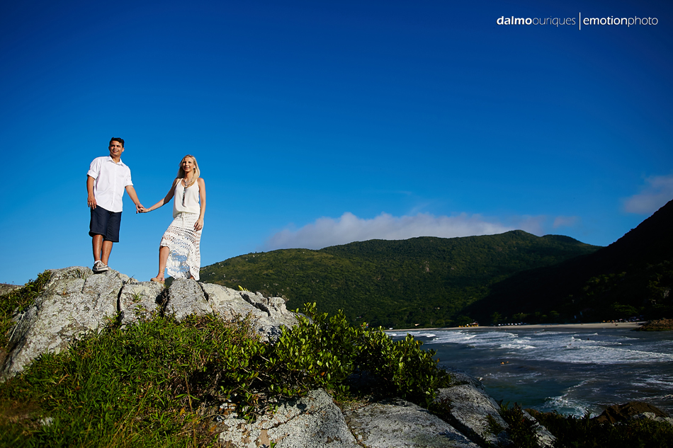 pre wedding em florianopolis; ensaio de casal em florianopolis; ensaio de casal; fotografo de casamento em florianopolis; pre wedding na praia da armação; fotografia de casal
