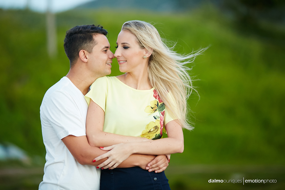 pre wedding em florianopolis; ensaio de casal em florianopolis; ensaio de casal; fotografo de casamento em florianopolis; pre wedding na praia da armação; fotografia de casal