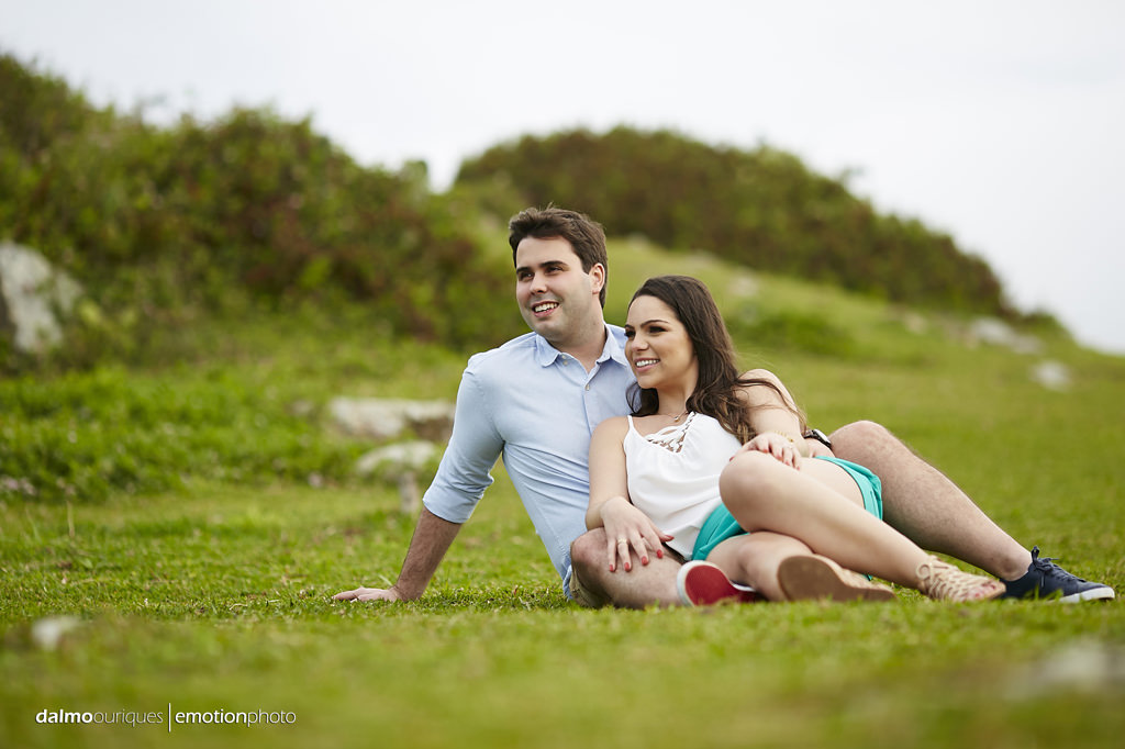 pre wedding em florianopolis; ensaio de casal em florianopolis; ensaio de casal; fotografo de casamento em florianopolis; pre wedding na praia da armação; fotografia de casal