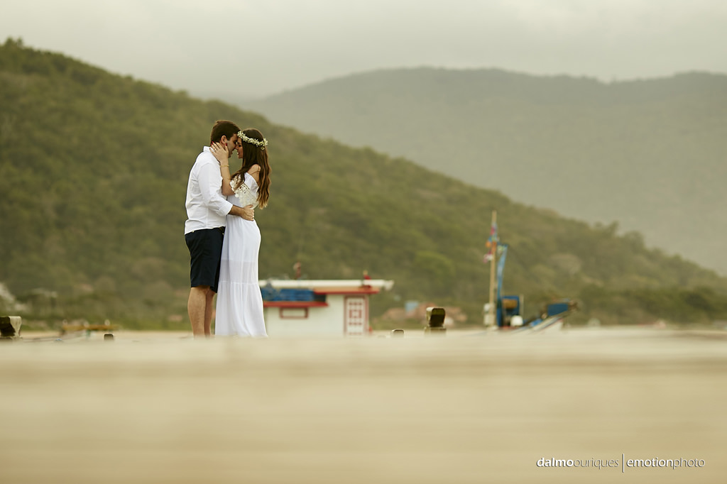 pre wedding em florianopolis; ensaio de casal em florianopolis; ensaio de casal; fotografo de casamento em florianopolis; pre wedding na praia da armação; fotografia de casal