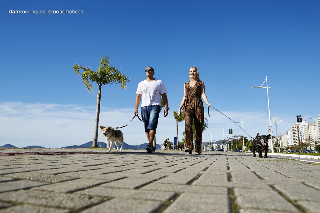 pre wedding em florianopolis; ensaio de casal em florianopolis; ensaio na beira mar norte; fotografia de casal; pre wedding; ensaio de casal com cachorro