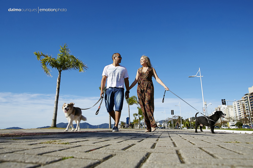 pre wedding em florianopolis; ensaio de casal em florianopolis; ensaio na beira mar norte; fotografia de casal; pre wedding; ensaio de casal com cachorro