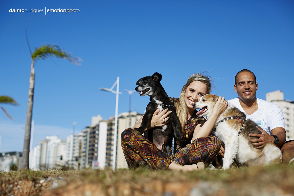 pre wedding em florianopolis; ensaio de casal em florianopolis; ensaio na beira mar norte; fotografia de casal; pre wedding; ensaio de casal com cachorro