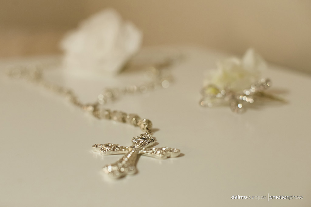 crucifixo da noiva em cima da mesa, fotografia de casamento nos estados unidos