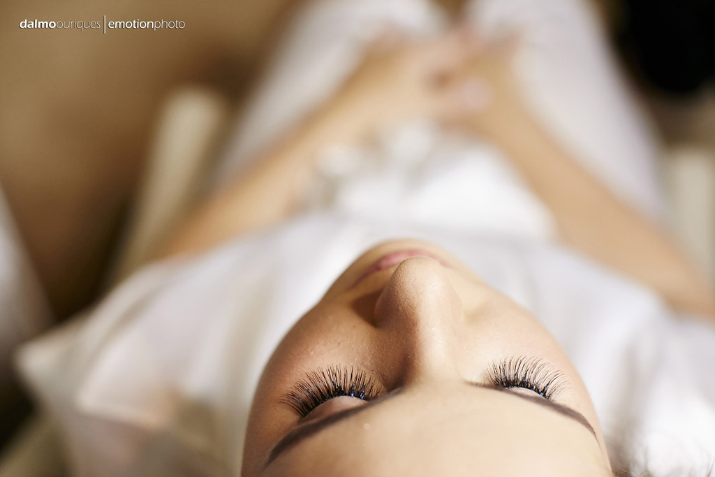 noiva coloca cílios postiços para realçar os olhos no casamento