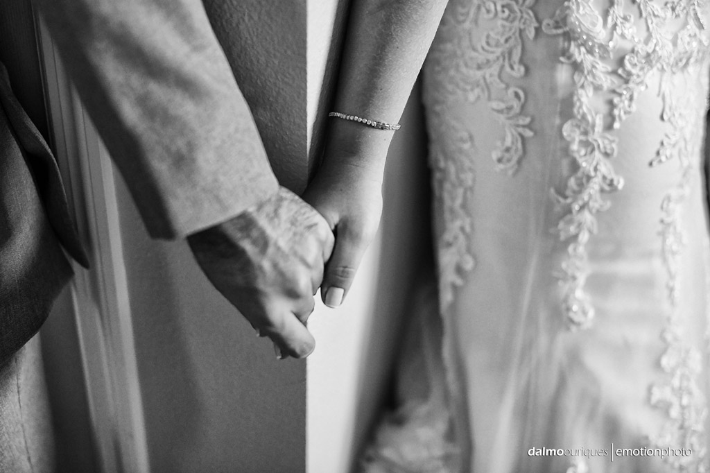 noivos se dão a mão antes do casamento nos estados unidos