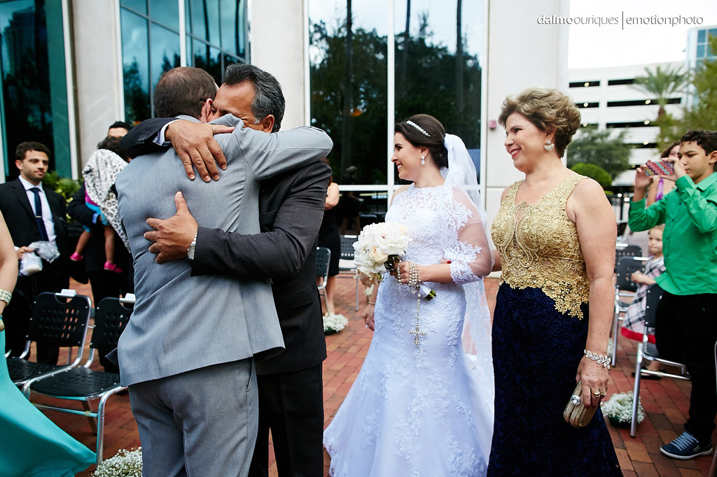 Casamento nos estados unidos já começa com muita emoção, com a entrada da noiva