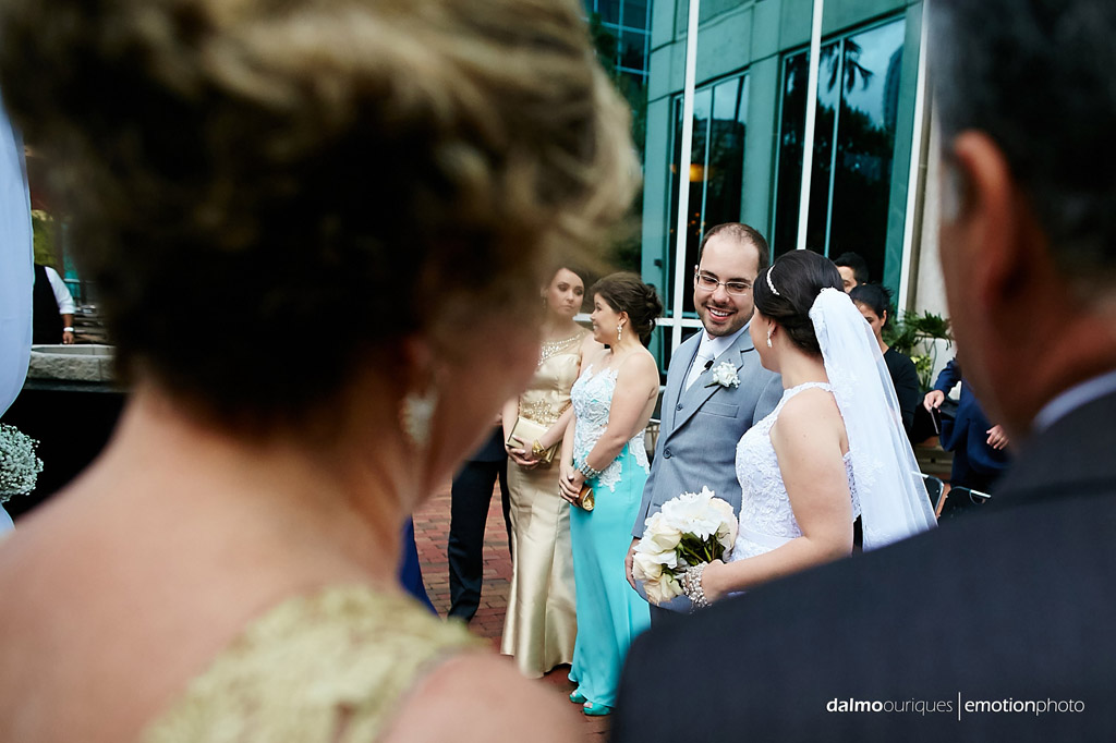o encontro dos noivos felizes, no início da cerimonia de casamento em orlando