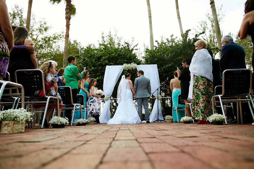 cerimonia de casamento nos estados unidos acontece ao ar livre