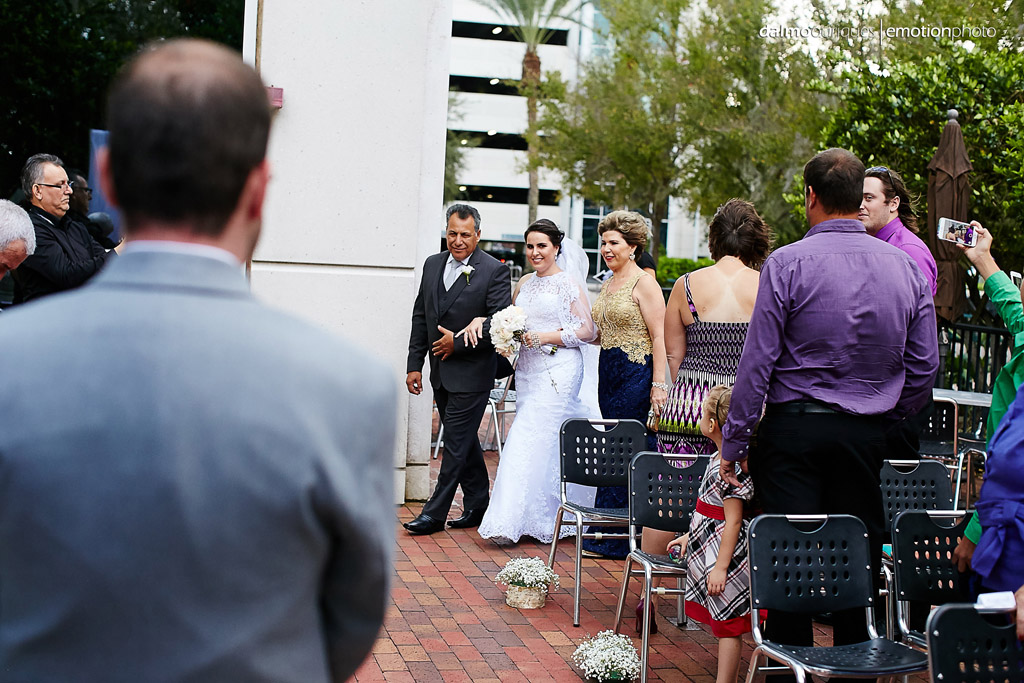 Noiva olha para o noivo na entrada da cerimonia de casamento