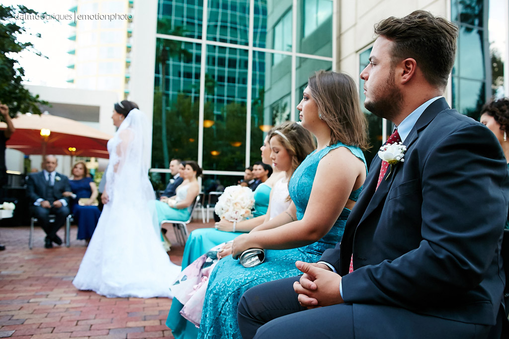 lindo click do fotógrafo de casamento nos estados unidos, que mostra a emoção dos padrinhos de casamento
