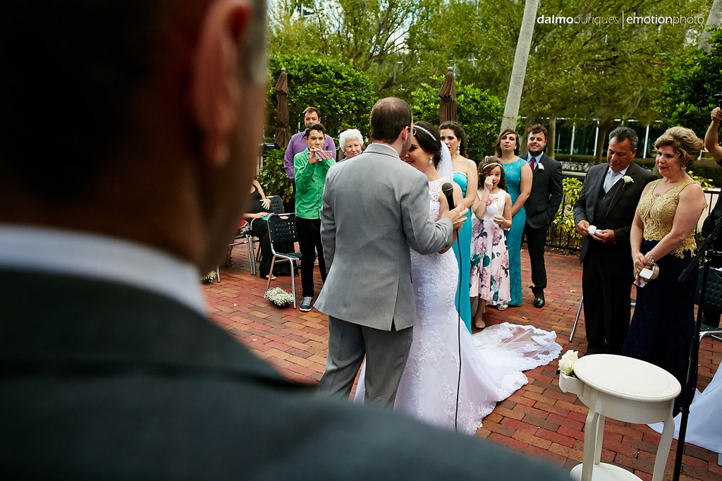 fotografo de casamento dalmo ouriques registra o momento em que o noiva beija a noiva
