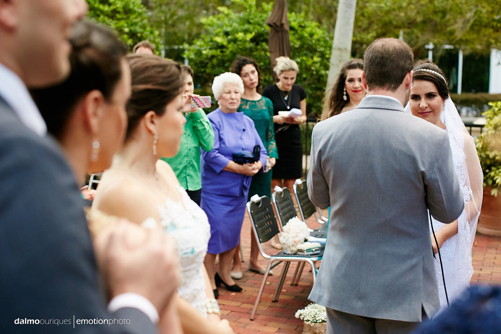 fotografia de casamento registra a emoção dos convidados do casamento no momento da cerimonia de casamento em orlando