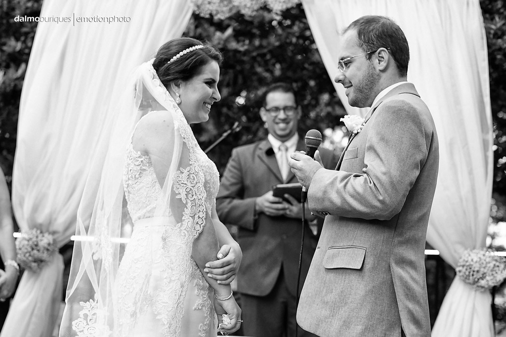 a fotografia de casamento registra o nervosismo no momento do sim.