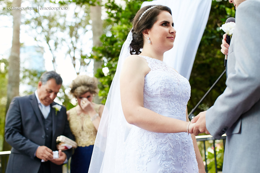 fotografo de casamento consegue capturar a emoção dos pais da noiva, neste lindo casamento ao ar livre