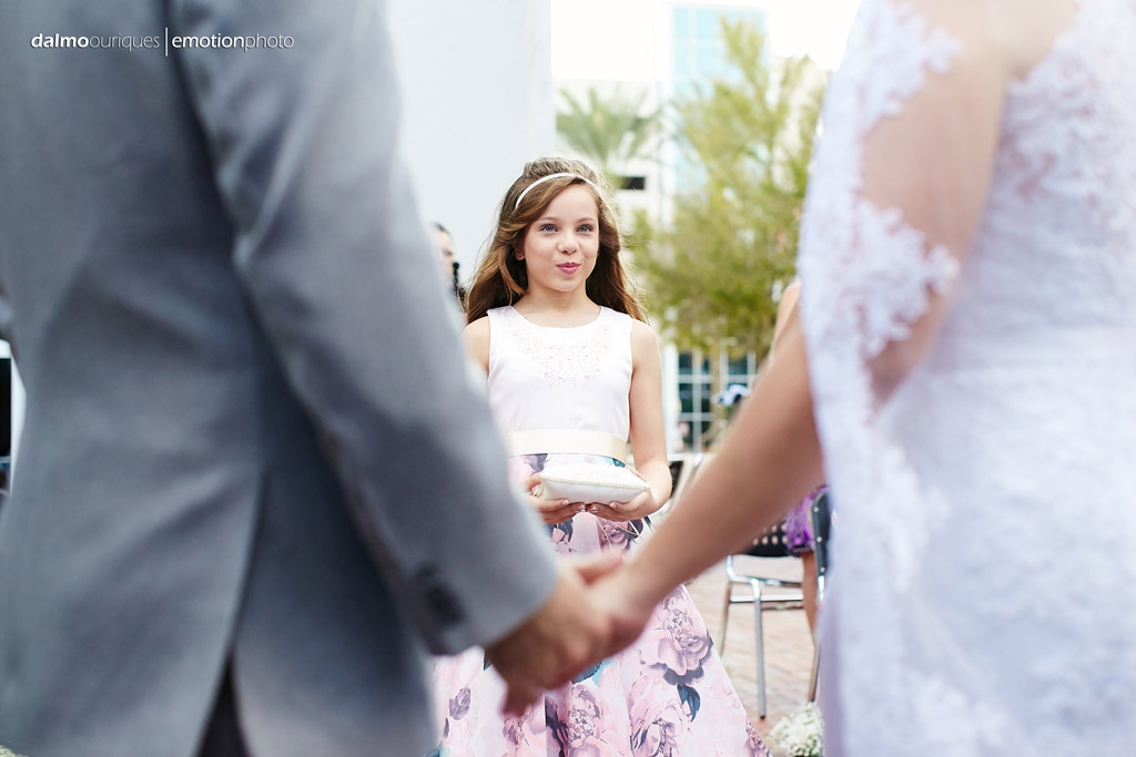 entrada das alianças de casamento, momento de muita emoção na fotografia de casamento
