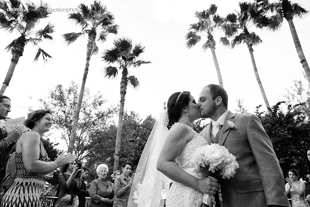 fotografo de casamento registra o primeiro beijo do casal, Enfim casados
