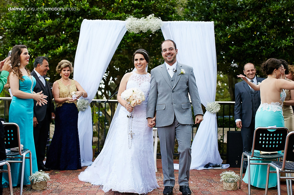 saída dos noivos da cerimonia de casamento nos estados unidos
