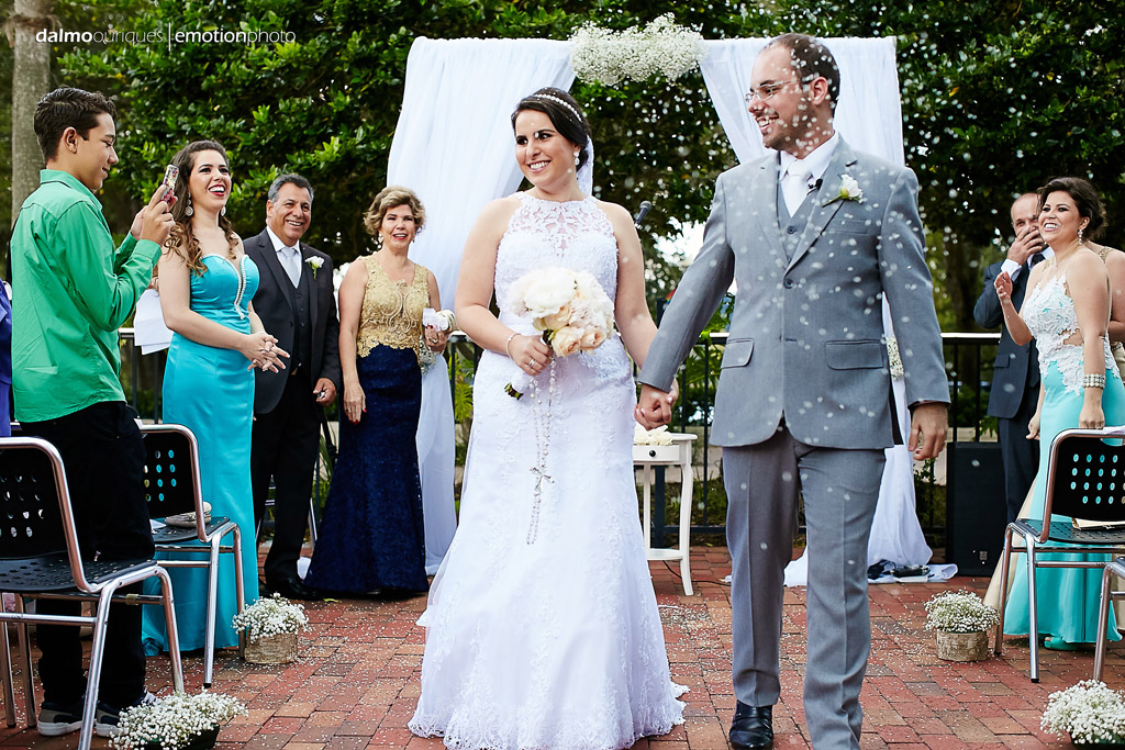 fotografo registra os convidados do casamento jogando arroz nos noivos