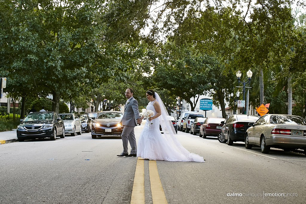 noivos atravessam a rua durante o ensaio de casamento nos EUA