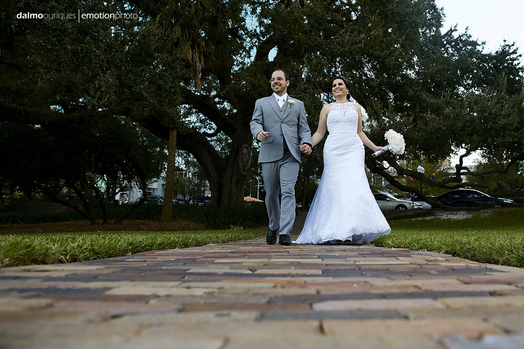 noivos recém casados desfilam alegremente ao ar livre