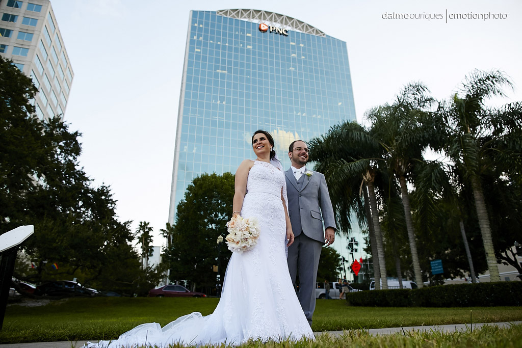 fotografia de casamento dá enfase para o vestido da noiva e o terno da noiva