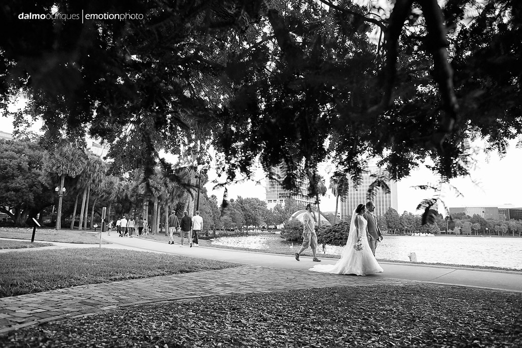 ensaio de casamento acontece ao ar livre, após a cerimonia de casamento