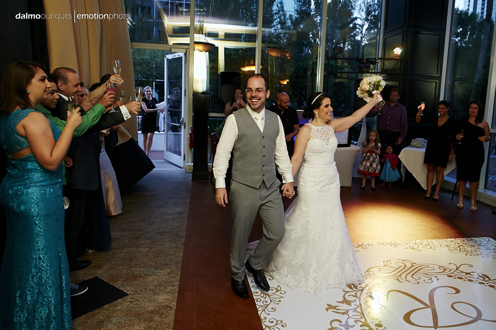 entrada dos noivos na festa de casamento