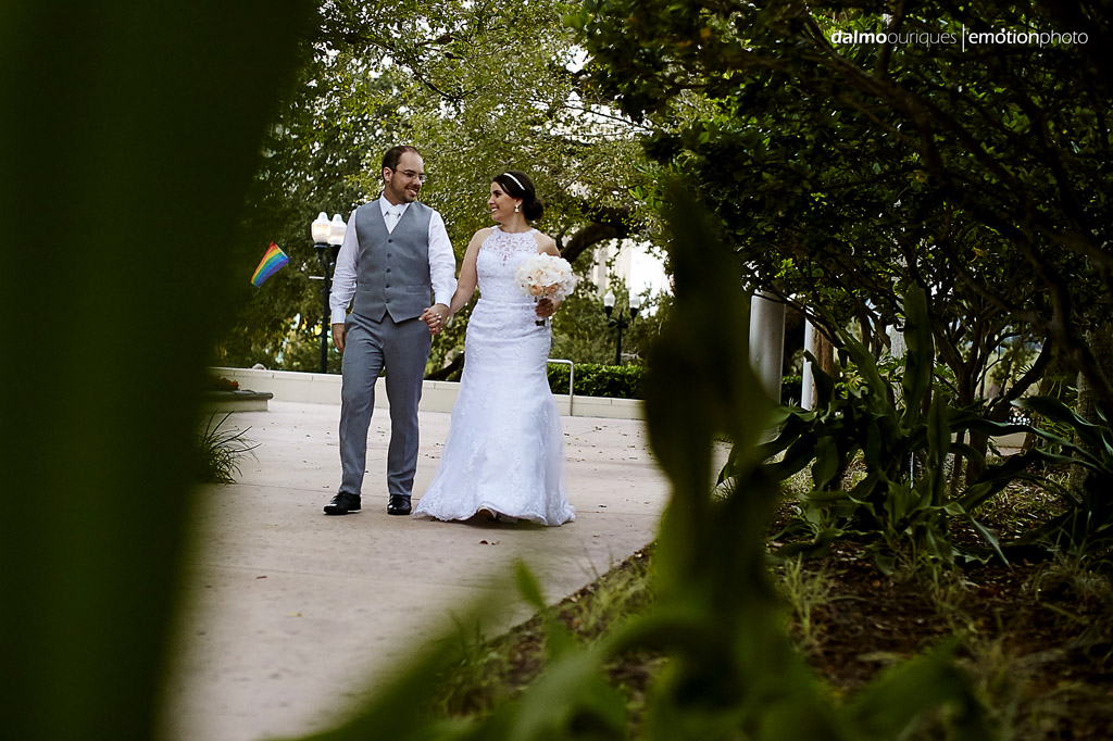 noivos se preparam para começar a festa de casamento nos EUA