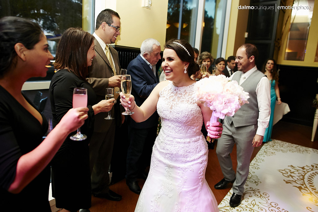 fotografia de casamento pega momento do brinde dos noivos