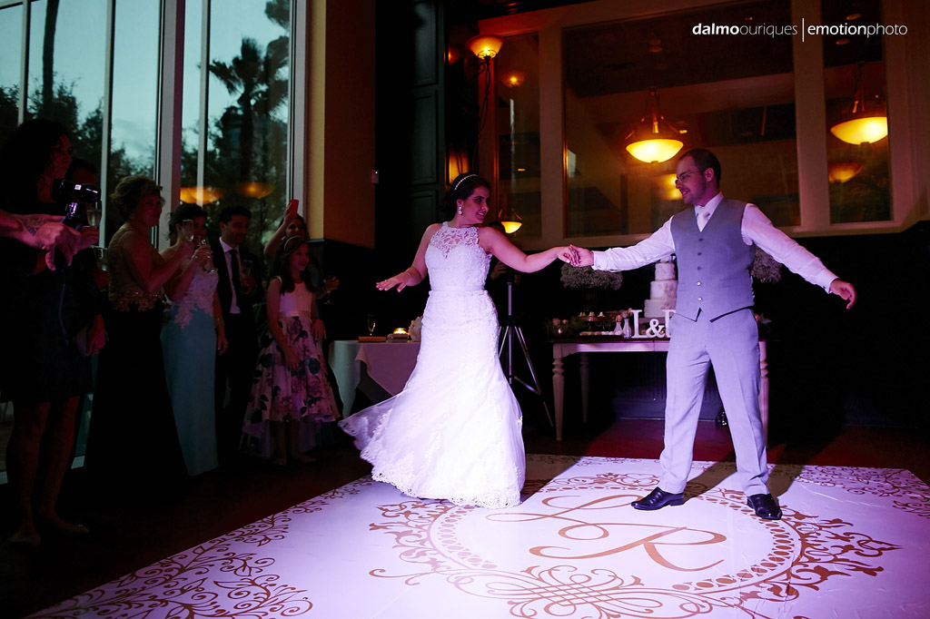 noivos fazem a coreografia da dança de casamento