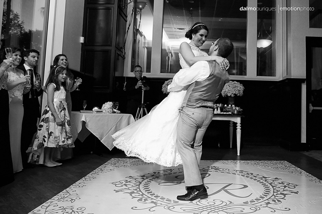 coreografia da dança de casamento termina com a noiva no colo do noivo