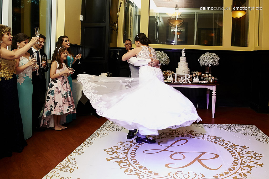 fotografia registra um lindo efeito do vestido da noiva