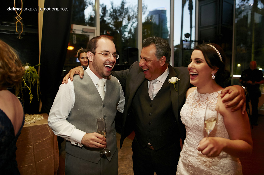 a festa de casamento começa com muita felicidade dos noivos