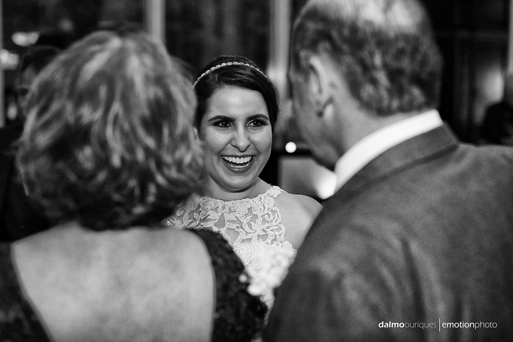 sorrisso da noiva em plena festa de casamento