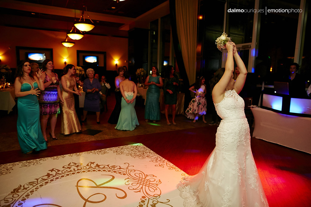 noiva joga o bouquet para as madrinhas do casamento