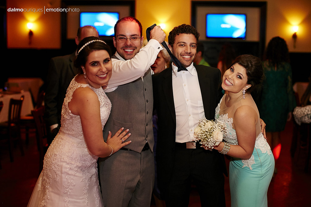 irmã da noiva pega o bouquet do casamento