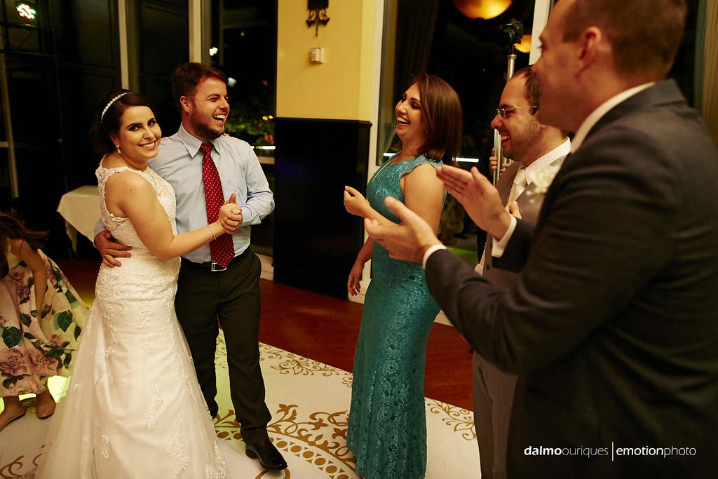 festa de casamento sempre tem um momento de descontração, vale a pena fotografar estes momentos