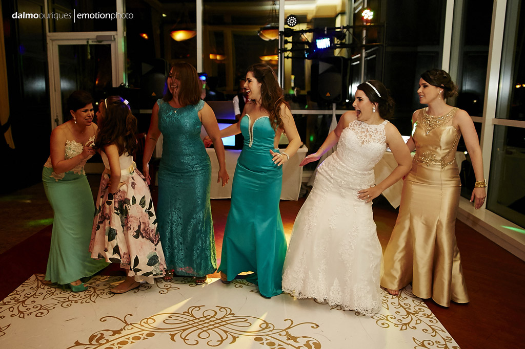 madrinhas do casamento dançam junto com a noiva na festa de casamento da lorena e Raphael