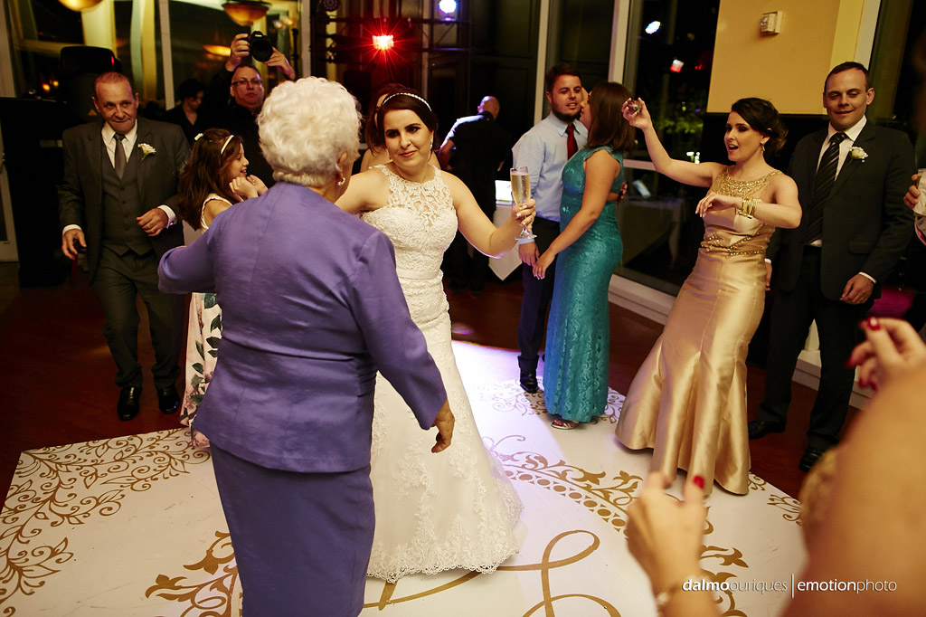 fotografo de casamento dalmo ouriques registra o momento que a noiva dança com avó