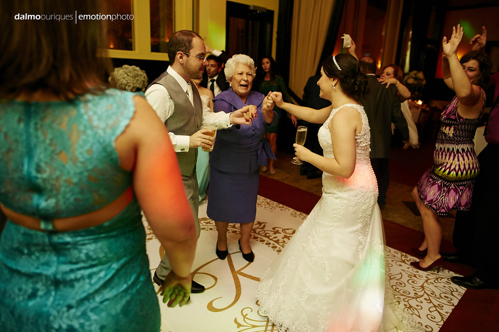 a fotografia de casamento tem mais valor quando registra os noivos dançando com parentes