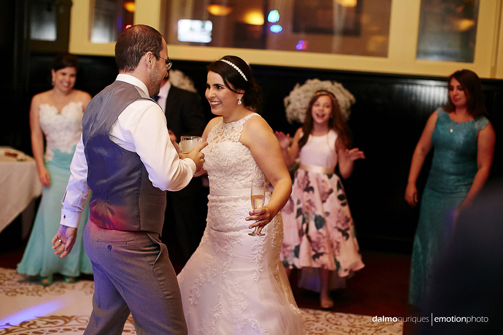 noiva aproveita o casamento até o final da festa